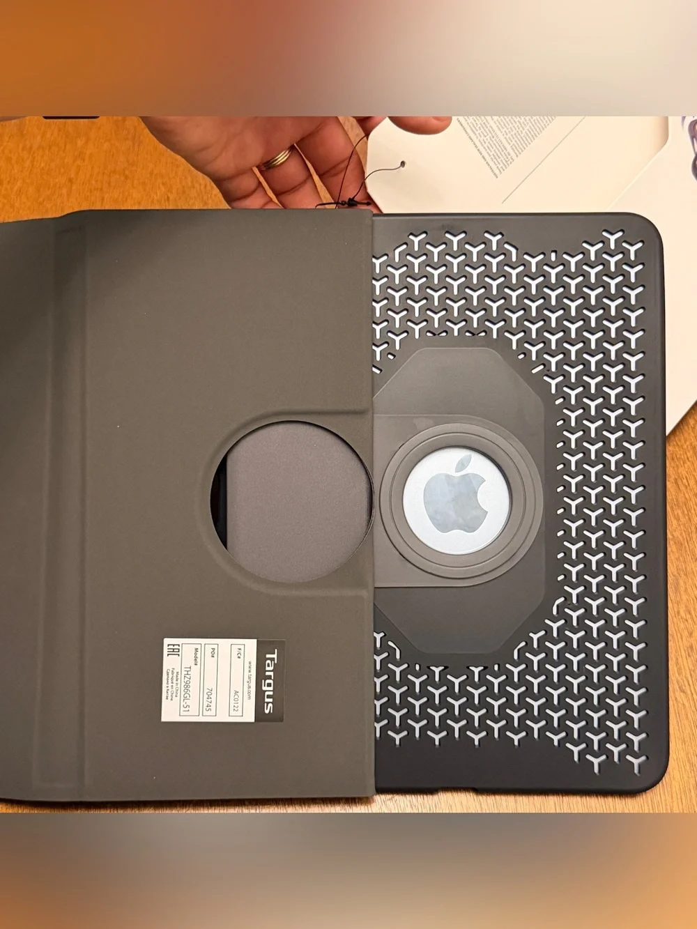 VersaVu® Slim Case for iPad Pro® 11-inch (M5/M4) - MODEL NUMBER:THZ986GL